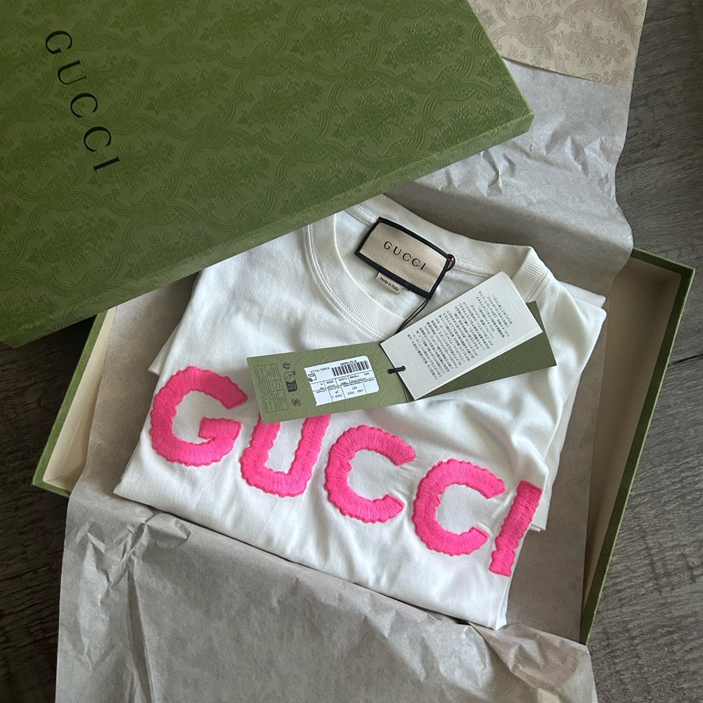 Gucci Women's  Pink Logo T-Shirt Medium with tags